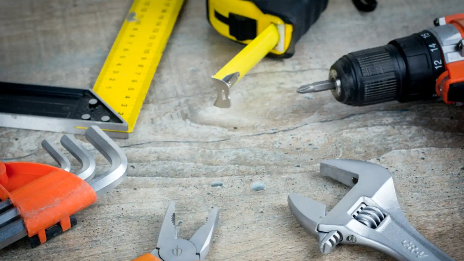 Obra en una vivienda con las herramientas de varios oficios