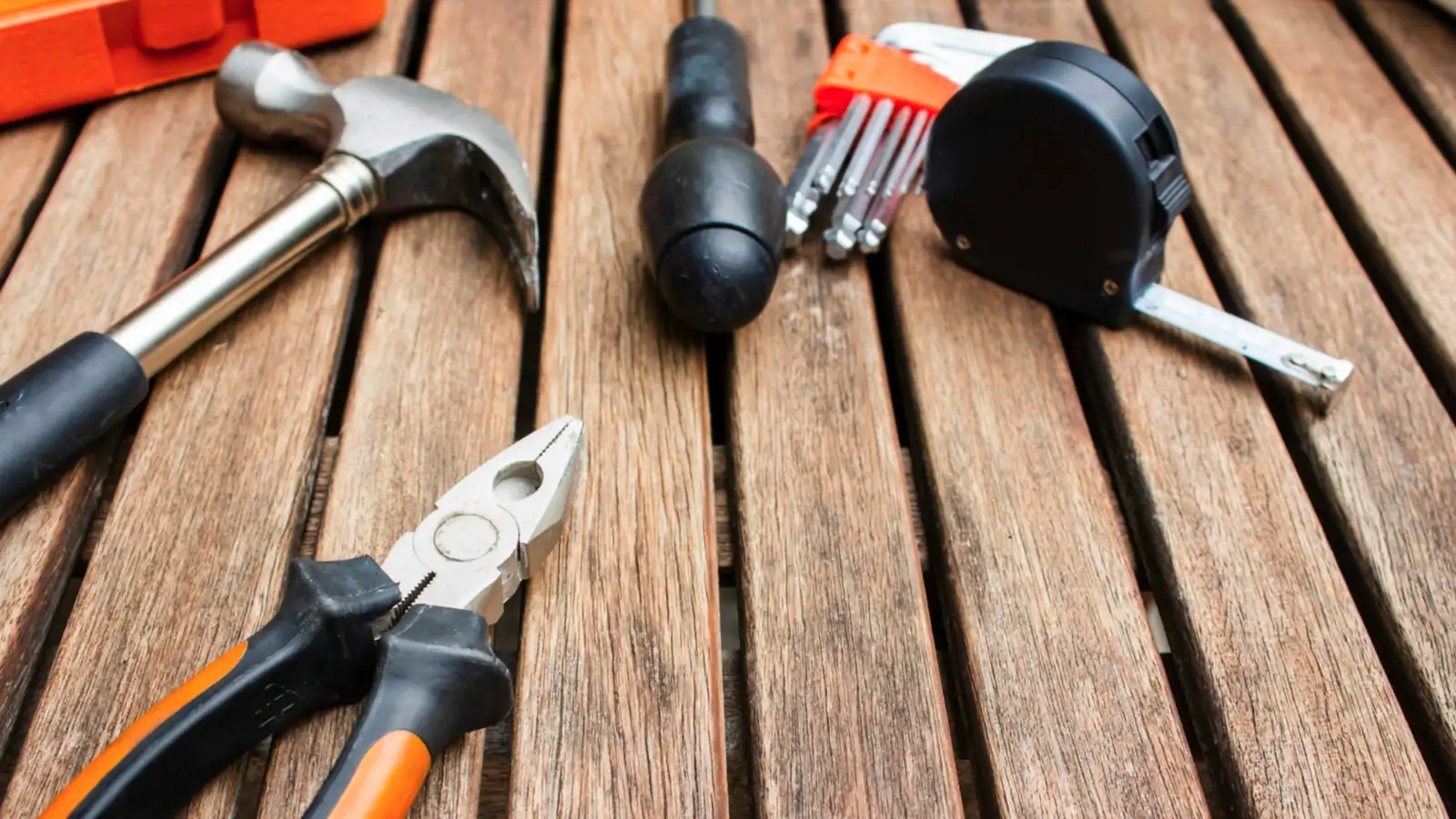 Herramientas de varios oficios preparadas para trabajar en una casa